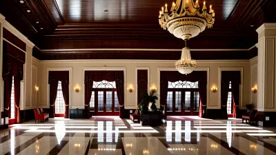 The Gaze in the Lobby