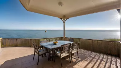 Vivid Scenes of the Ocean Full of Energy and Embracing the Colorful Mist Enable Wanderers to Dance Trip hop without Worrying about Reality