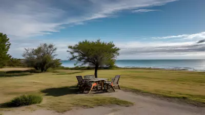 Vivid Scenes of the Ocean Full of Energy and Embracing the Colorful Mist Enable Wanderers to Dance Trip hop without Worrying about Reality