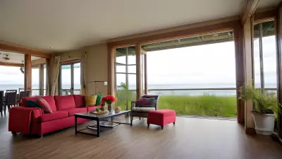 Vivid Scenes of the Ocean Full of Energy and Embracing the Colorful Mist Enable Wanderers to Dance Trip hop without Worrying about Reality